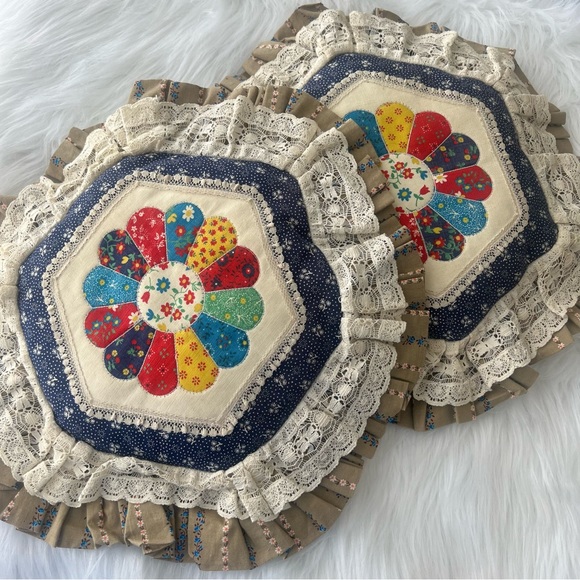 Lot of 2 Throw Pillows Multi Color Floral Vintage Cottagecore Home Decor - Picture 2 of 8
